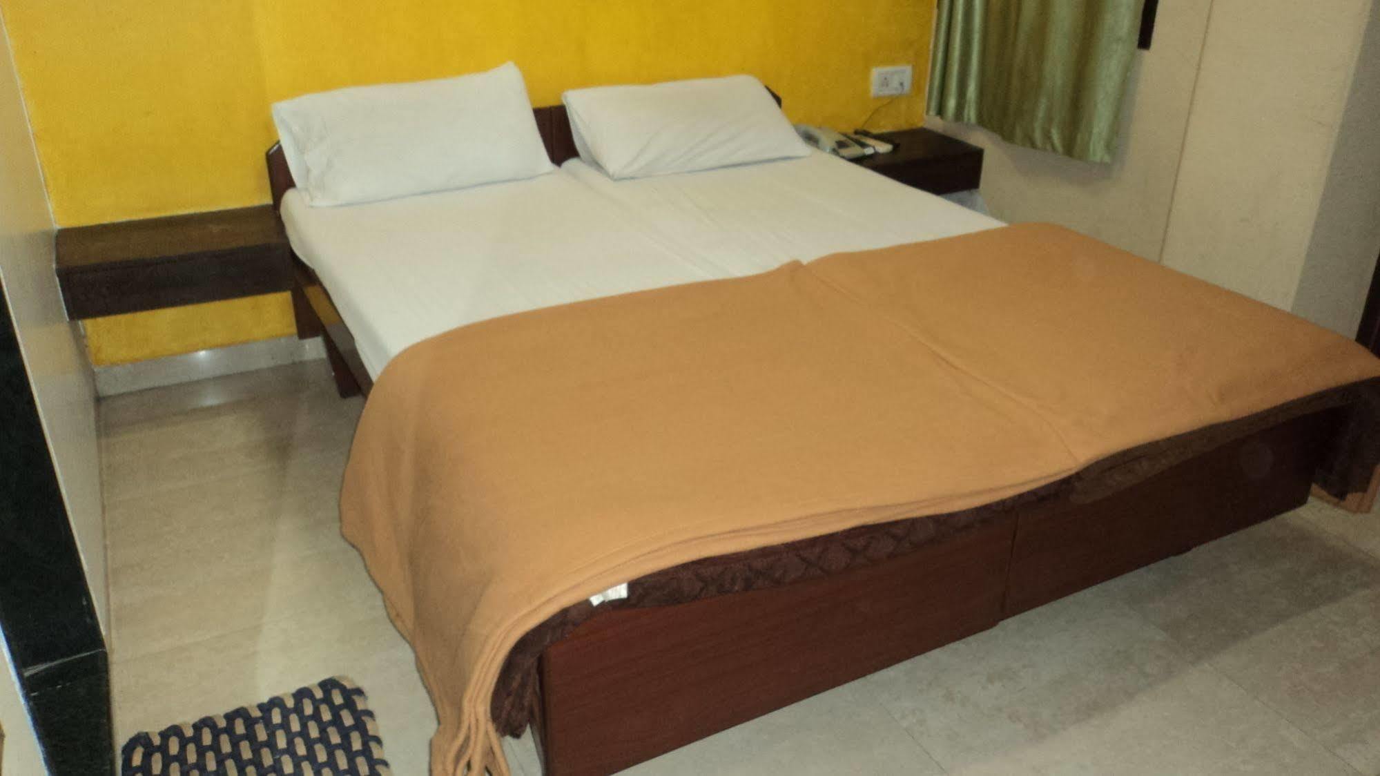 Benazeer Hotel Mumbai Ngoại thất bức ảnh