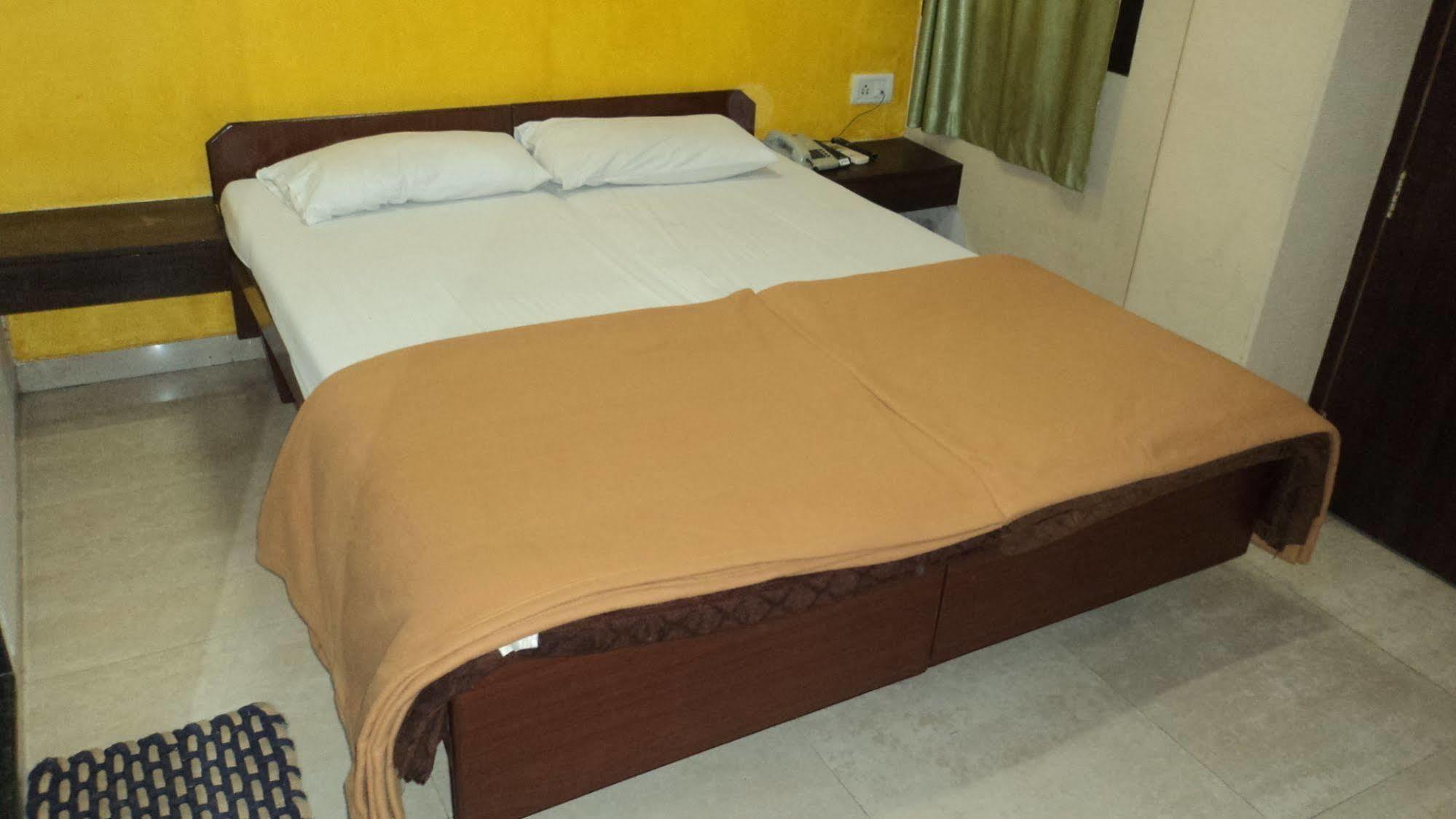 Benazeer Hotel Mumbai Ngoại thất bức ảnh