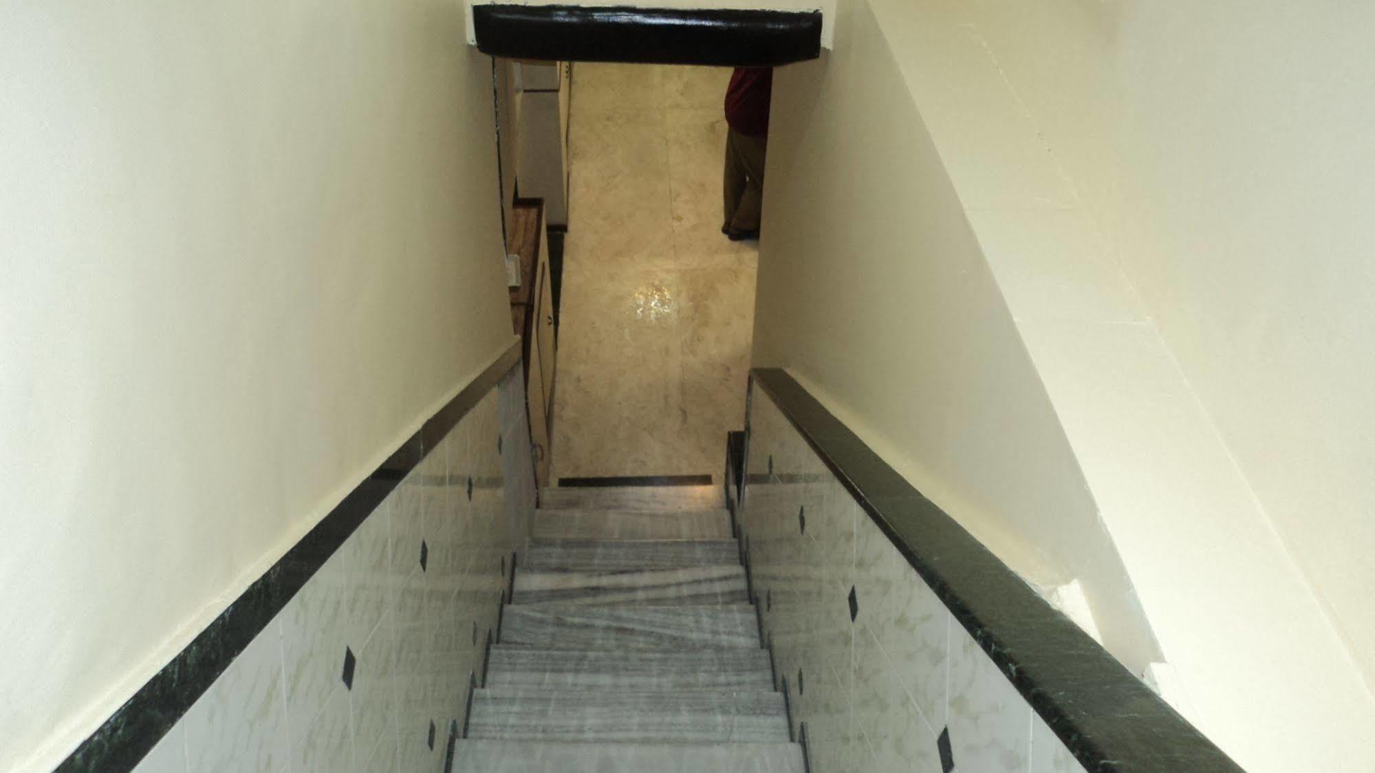 Benazeer Hotel Mumbai Ngoại thất bức ảnh
